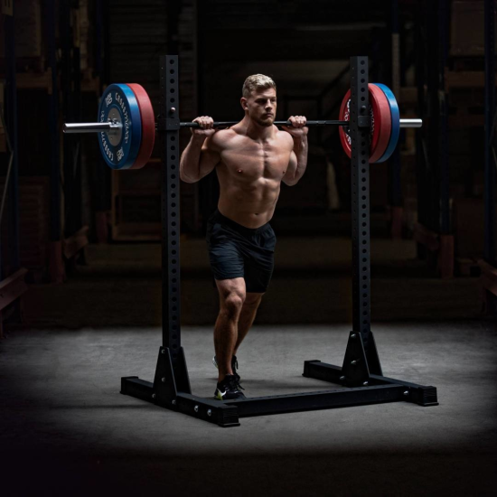 Crossmaxx® Squat Stand V2 - Verstelbaar, Zwart, 300kg Belastbaarheid Robuste Crossmaxx® Squat Stand V2 met verstelbare J-hooks, ideaal voor commercieel gebruik en een belasting tot 300kg. Hoogwaardige kwaliteit en zwart gepoedercoat.